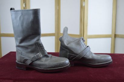 null HERMES

Bottes courtes d'homme en cuir vieilli gris, lacets et sangles sur le...