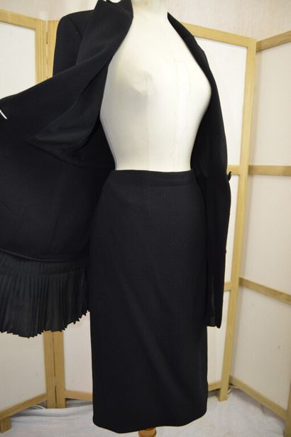 null CHRISTIAN DIOR PARIS

Tailleur en crêpe noir avec veste à manches longues le...