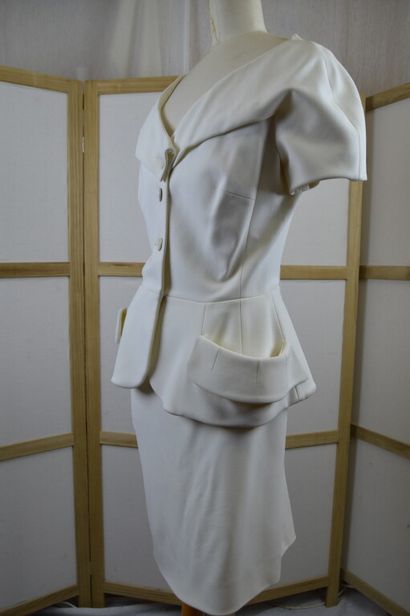 null CHRISTIAN DIOR PARIS

Tailleur en crêpe blanc de deux pièces avec veste à col...