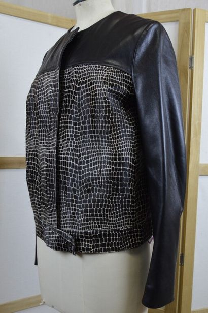 null LONGCHAMP

Blouson court en cuir noir et effet pelage de girafe.

T.36