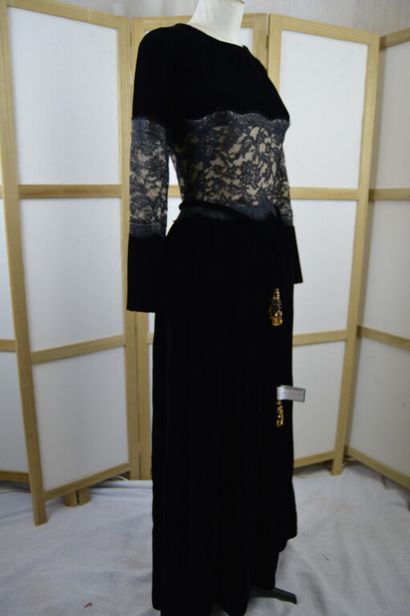 null CHRISTIAN DIOR PARIS

Robe longue de soirée en velours noir et empiècements...