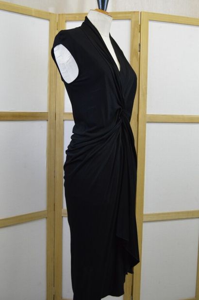 null YVES SAINT LAURENT. 

Robe en jersey noir sans manche, le devant noué. 

Sans...