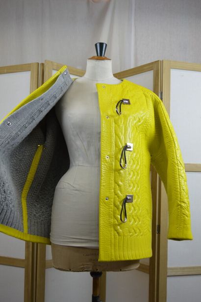 null BALENCIAGA PARIS

Veste en vinyle jaune fluo, intérieur en tricot gris

Taille...
