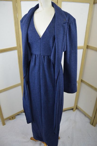 null CHANEL BOUTIQUE

Robe longue à manches longues en lainage bleu chiné, avec un...