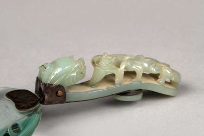 null CHINE, période Qing (1644-1911), XIXe siècle.

Fibule en jade céladon pale à...