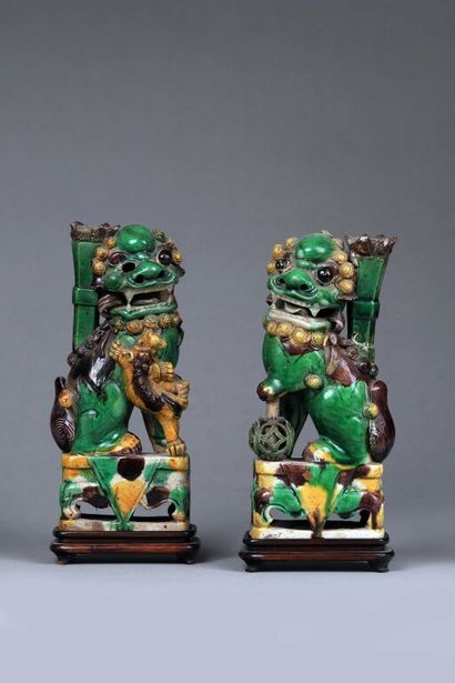 null CHINE, période Kangxi (1661-1722).

Couple de chiens de Fo en biscuit de porcelaine...
