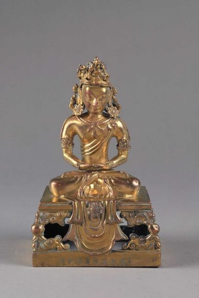 null CHINE.

Statuette en bronze doré représentant Amitayus représenté assis en padmasana,...