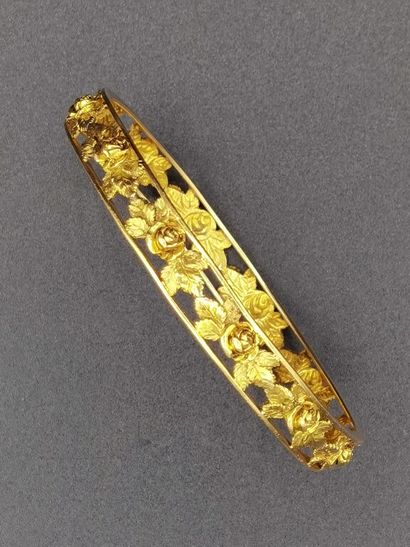 null BRACELET in yellow gold (750/1000th) made of two flat wires surrounding a frieze...