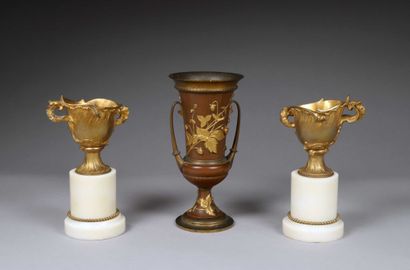 PAIRE DE PETITS VASES - Epoque Napoléon III. A pair of small ormolu vases with rocaille...