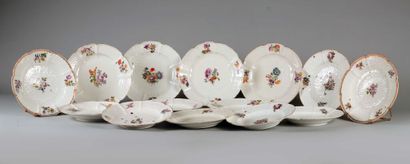 null MEISSEN.

Suite de douze assiettes en porcelaine à décor en relief de bouquets...