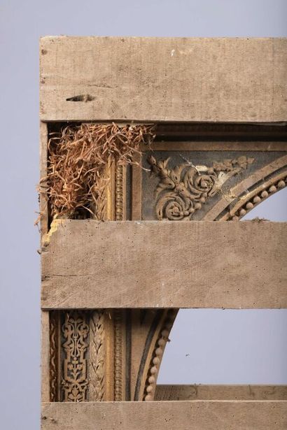 null Medallion frame in blackened and gilded stucco.

In its wood and straw wrapping.

Napoleon...