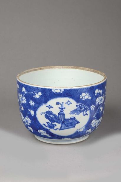 null CHINE, période Kangxi (1661-1722).

Pot à gingembre en porcelaine à décor en...
