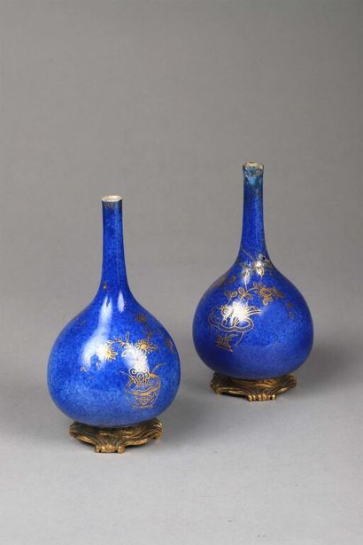 null CHINA, 18th century.

A pair of small bottle vases in powder blue porcelain...