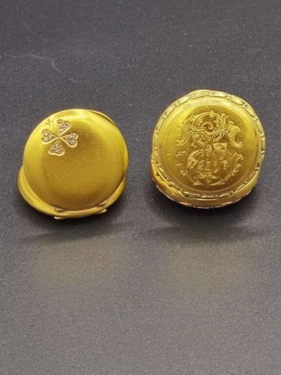 null LE COULTRE & Cie. LOT de deux montres de col en or jaune (750/1000e), cadran...