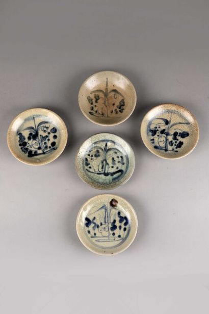 null CHINE, dynastie Qing (1644-1912).

Cinq coupelles en porcelaine bleu blanc à...