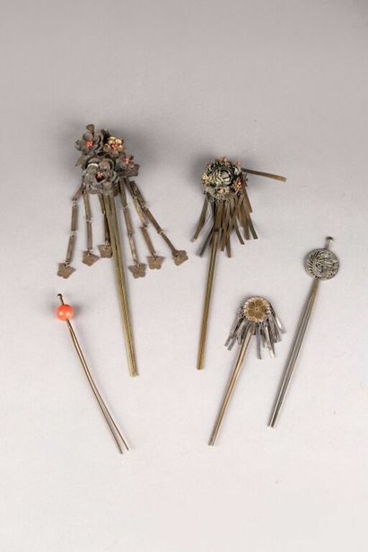 null CHINA, early 20th century.

Five hairpins in patinated metal.

Height : 22,5...