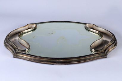 null Table top with a silver (950/1000e) scalloped shape and a mirror background....