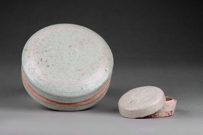 null CHINE, dynastie Song (960-1279).

Deux boîtes en grès émaillé Qingbai, l'une...