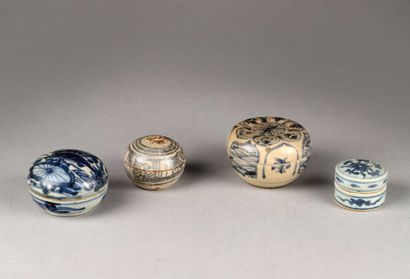 null CHINE, dynastie Ming (1368-1644).

Quatre petites boîtes rondes couvertes en...
