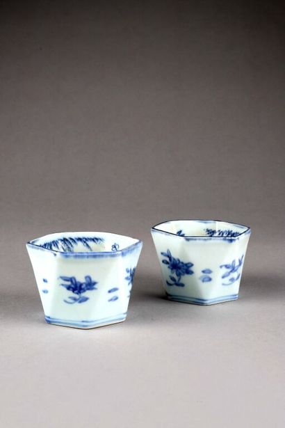 JAPON, XIXe siècle.

Deux coupes en porcelaine...