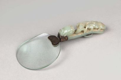 null CHINE, période Qing (1644-1911), XIXe siècle.

Fibule en jade céladon pale à...