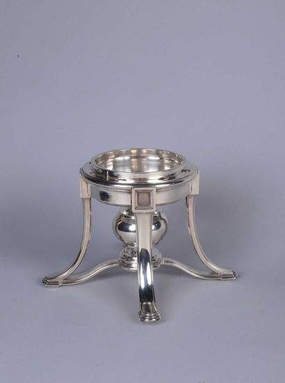 null Silver (950/1000th) support and its burner, resting on four finely moulded feet...