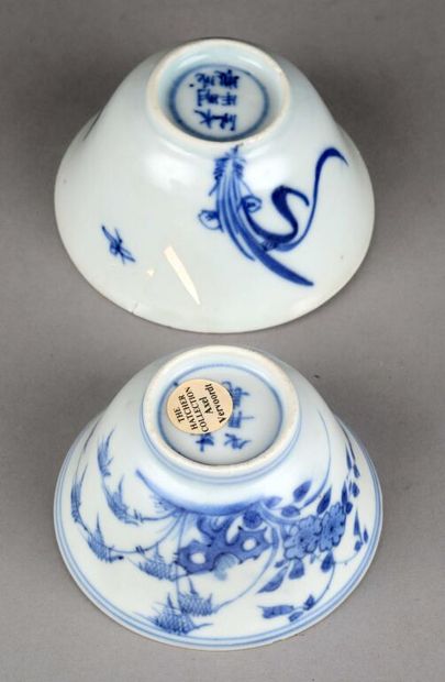 null CHINE, époque Kangxi (1662-1722).

Deux petites coupes en porcelaine bleu blanc...