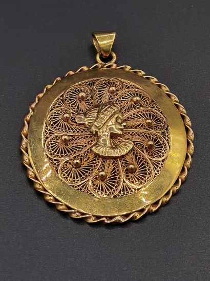 null Yellow gold (750/1000th) pendant with filigree pattern, Mediterranean work,...