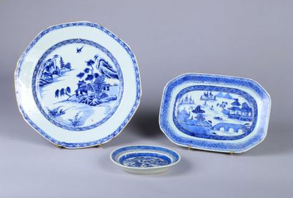 null CHINE (Compagnie des Indes).

Ensemble en porcelaine à décor en camaïeu bleu...