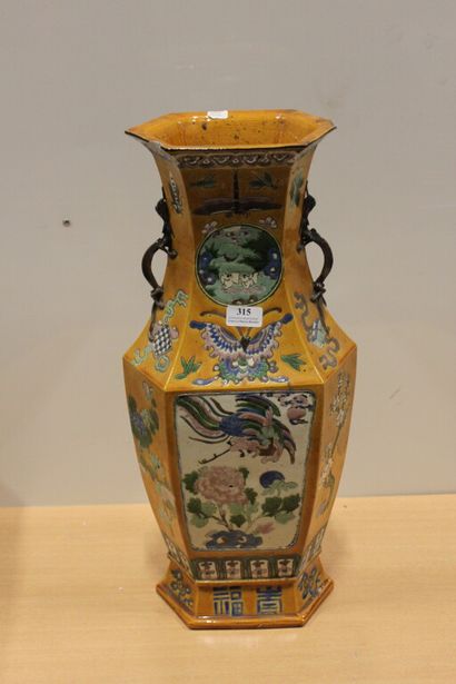 null CHINE

Vase en porcelaine de forme balustre à pans coupés et à décor polychrome...