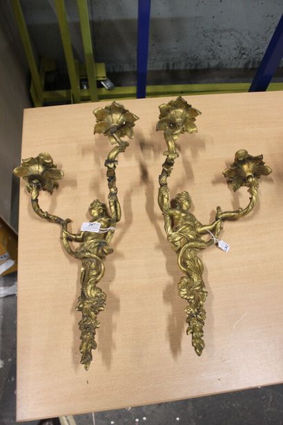 null Paire d'appliques en bronze doré et ciselé à deux bras de lumière à décor d'une...
