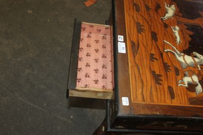 null Table carrée en bois de placage et marqueterie d'os ouvrant par deux tiroirs...
