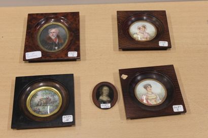 null Cinq miniatures, comprenant un portrait de J. Isabey, un portrait de femme de...
