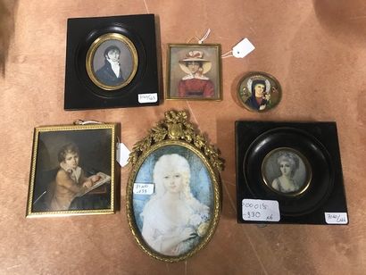 null Lot de 6 miniatures comprenant : 

-Portrait de femme en buste de 3/4 portant...