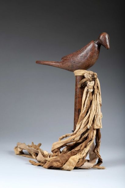 * Instrument de shaman représentant un oiseau...