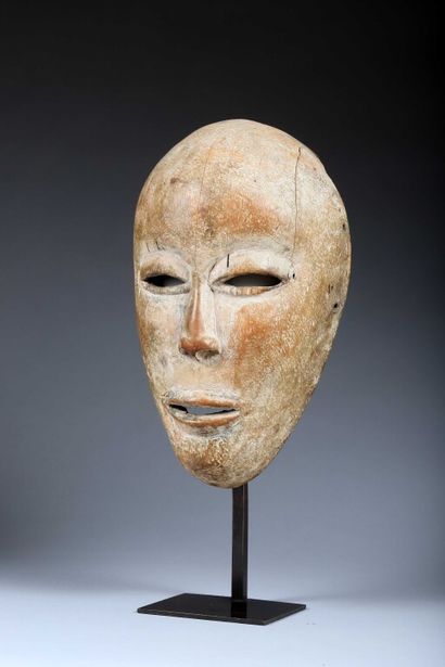 * Masque représentant un visage humain aux...