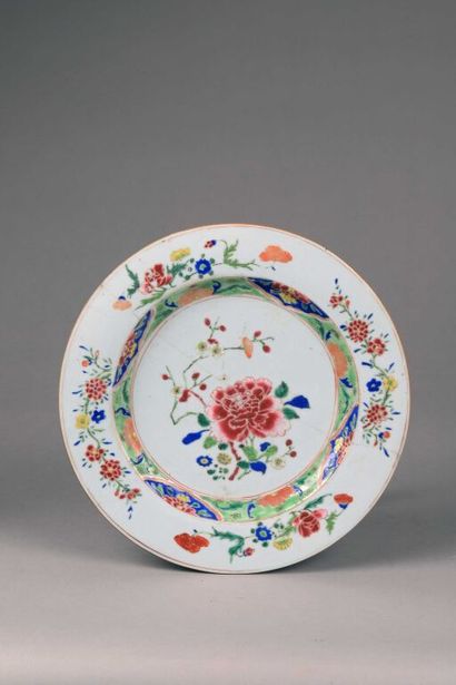 null CHINE (Canton) :

Plat circulaire en porcelaine à décor polychrome et or de...