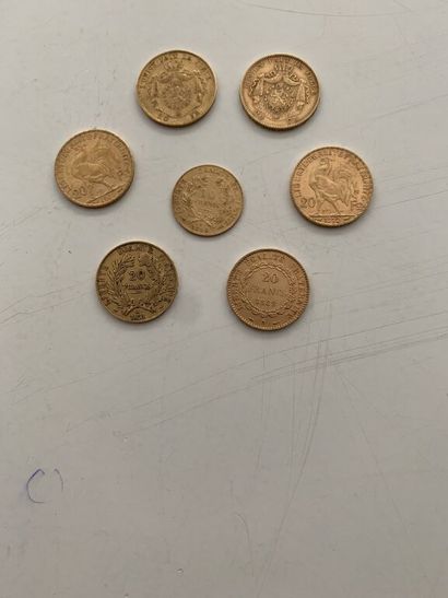 null Lot de pièces en or comprenant :

- 2 pièces de 20 F "au coq" 1906 et 1912.

-...