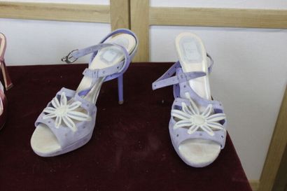 null DIOR, cinq paires de chaussures :

Sandales à talons en daim lilas et beige,...