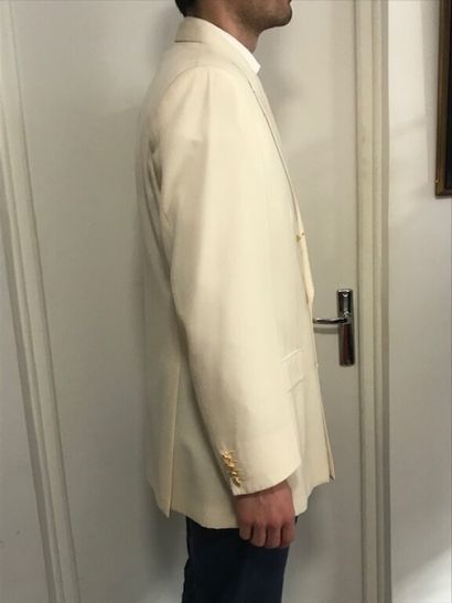Louis SCIOLLA LOUIS SCIOLLA

Un blazer blanc à bouton dorés

T.52 (taille grand)



LOT...