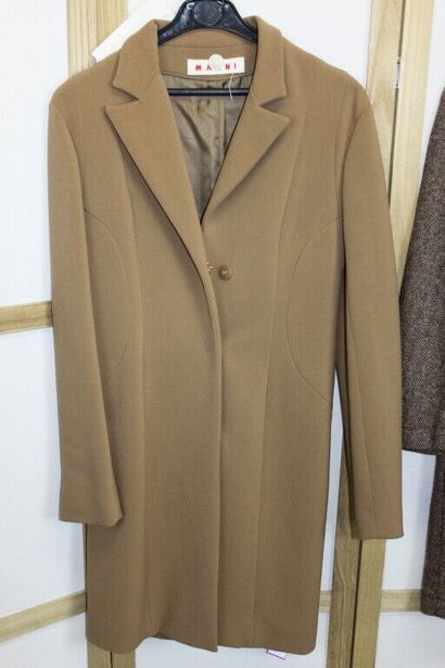 null MARNI, ensemble de trois vestes :

Manteau long en lainage beige-marron, taille...