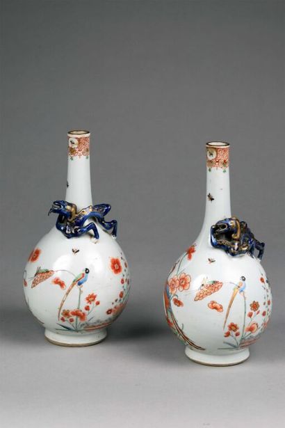 null CHINE

Paire de vases bouteilles en porcelaine à décor polychrome et or d'oiseaux...