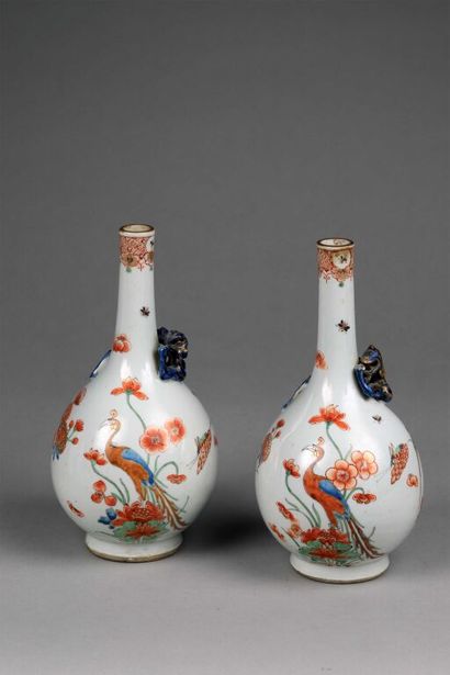 null CHINE

Paire de vases bouteilles en porcelaine à décor polychrome et or d'oiseaux...
