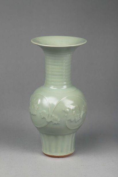 CHINE

Vase Yen-Yen en grès porcelaineux...