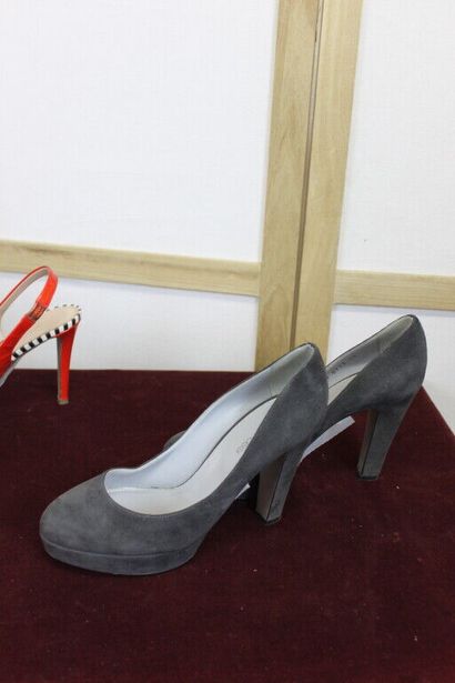 null SERGIO ROSSI, quatre paires de chaussures de femme :

Escarpins à hauts talons...