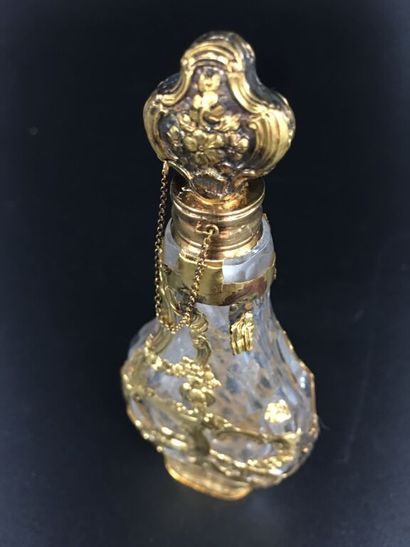 null Salt bottle in faceted crystal, the setting in yellow gold 18K (750 thousandths).

Period...