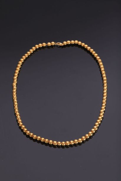 null NECKLACE of gold balls 18K (750 thousandths) crossed by a chain, said Marseilles,...
