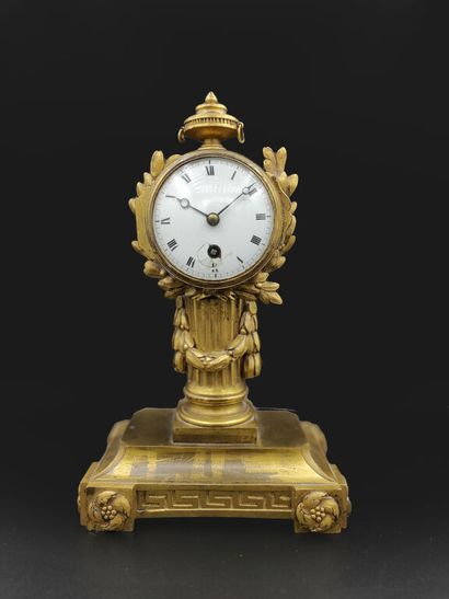 Gilt bronze desk clock, the dial enhanced...