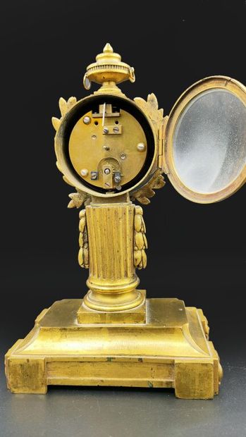 null Gilt bronze desk clock, the dial enhanced with a laurel wreath surmounted by...