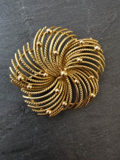null BROCHURE in yellow gold 18K (750 thousandths) with radiating motives strewn...